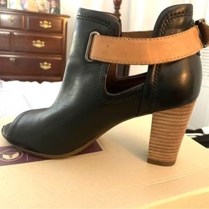 Clarks Artisan Shira Nicole Black Leather 6.5M Open Toe High Heel Boots